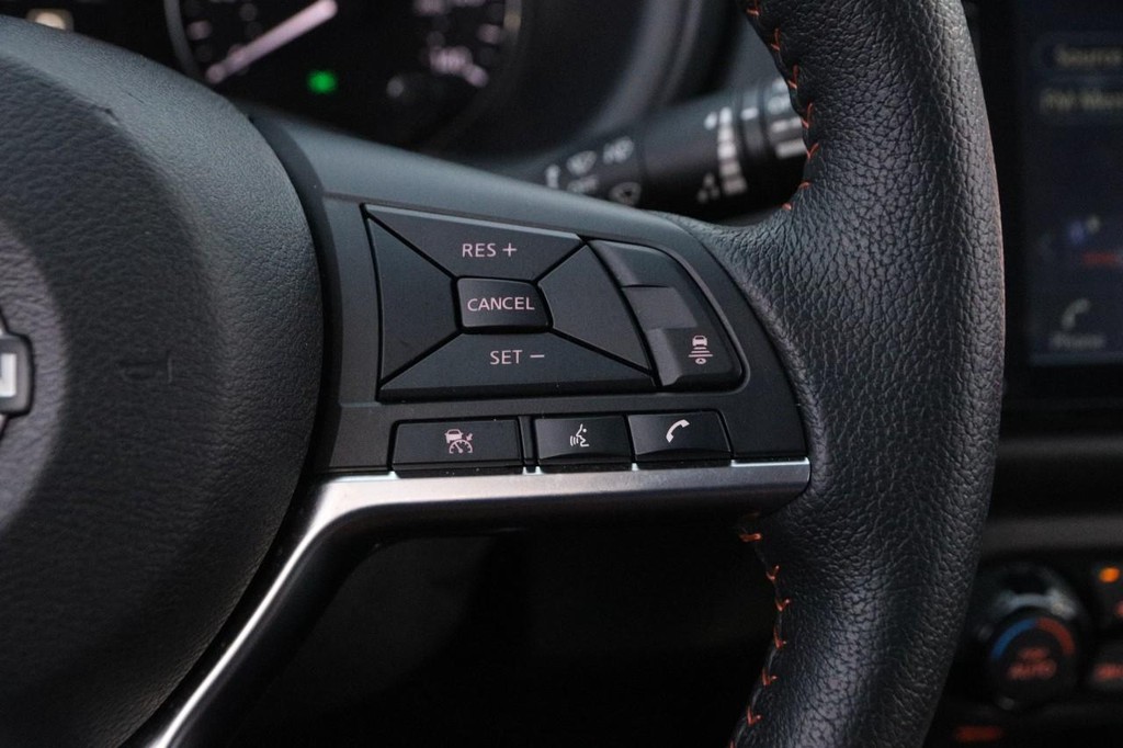 Nissan Kicks Vehicle Full-screen Gallery Image 12