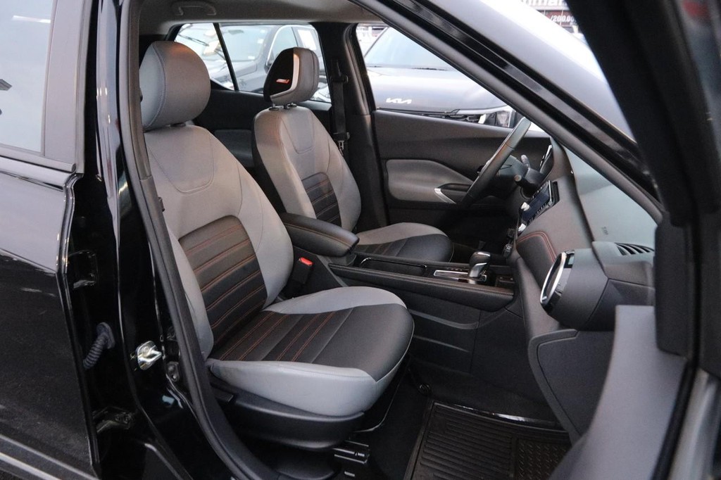 Nissan Kicks Vehicle Full-screen Gallery Image 24