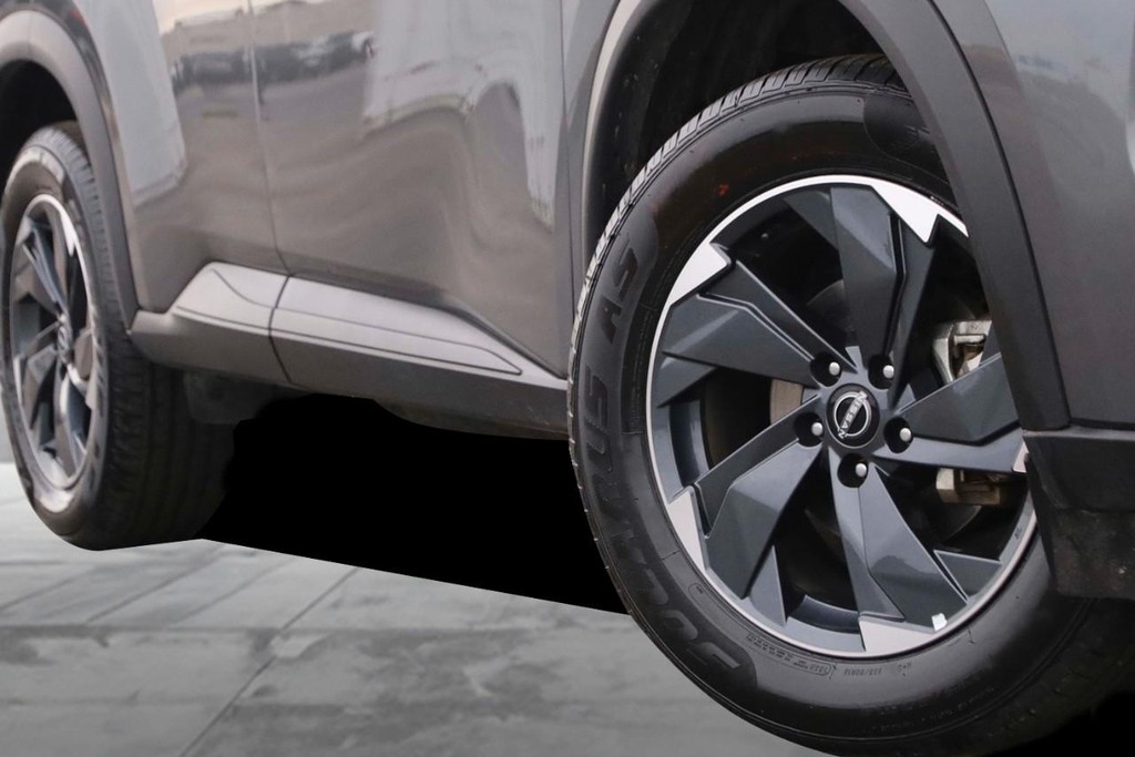 Nissan Rogue Vehicle Full-screen Gallery Image 3