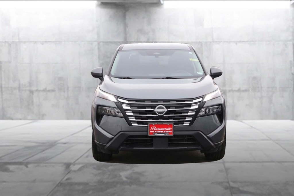 Nissan Rogue Vehicle Full-screen Gallery Image 4