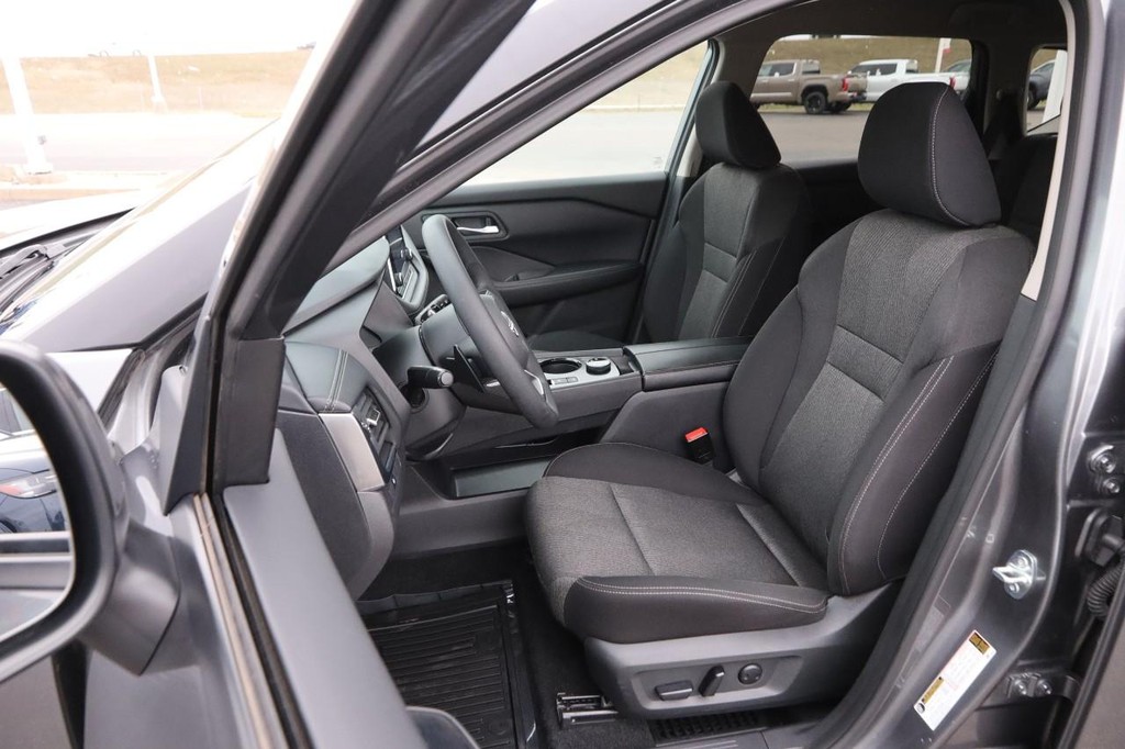 Nissan Rogue Vehicle Full-screen Gallery Image 9