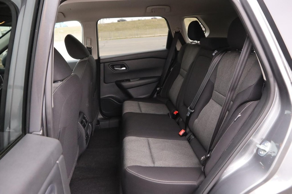 Nissan Rogue Vehicle Full-screen Gallery Image 10