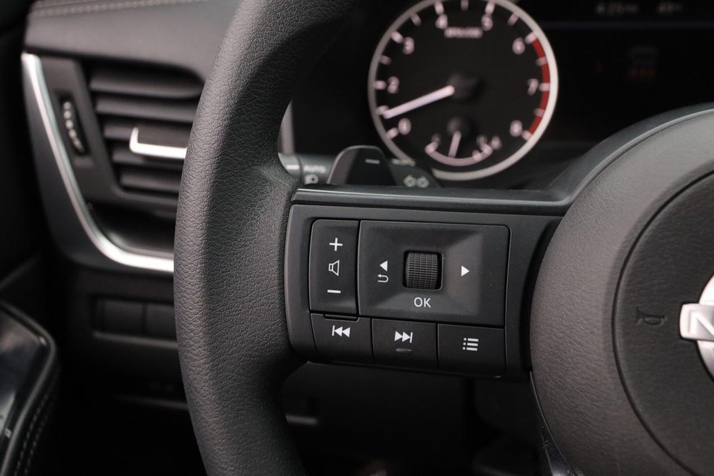 Nissan Rogue Vehicle Full-screen Gallery Image 12