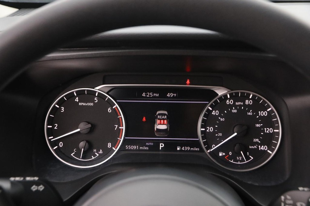 Nissan Rogue Vehicle Full-screen Gallery Image 14