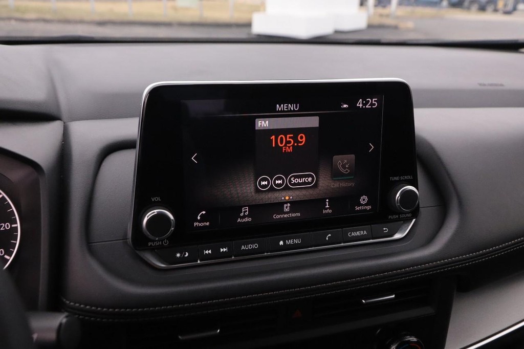 Nissan Rogue Vehicle Full-screen Gallery Image 15