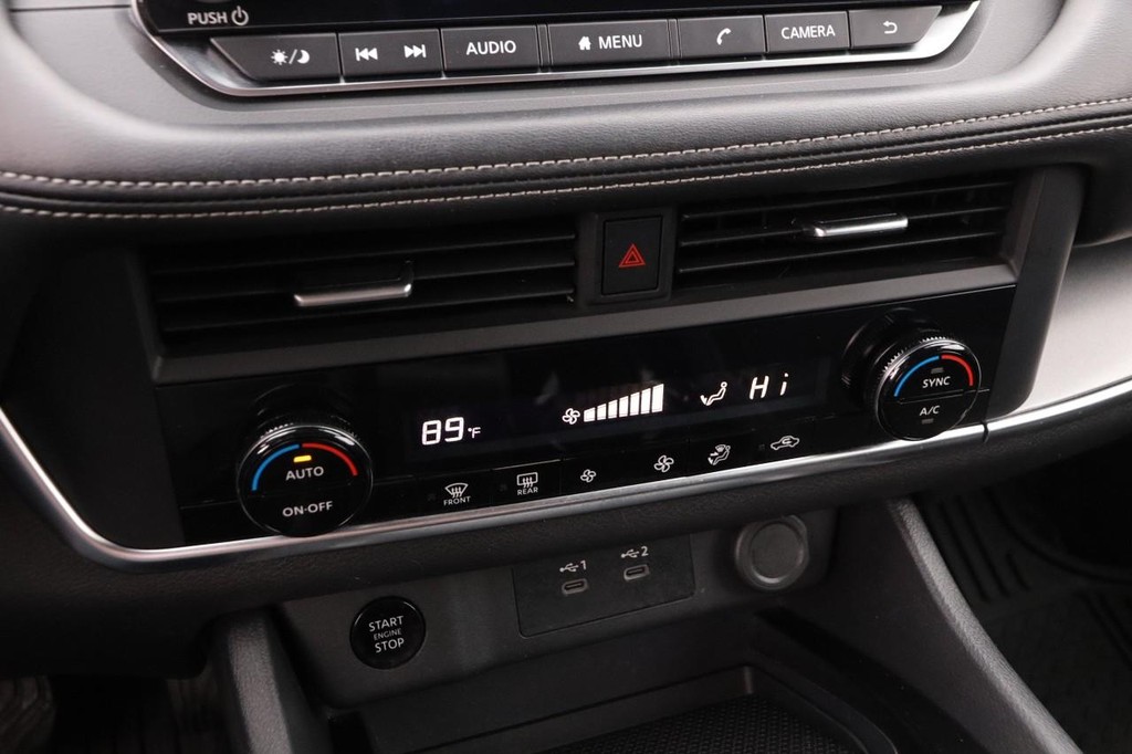 Nissan Rogue Vehicle Full-screen Gallery Image 17