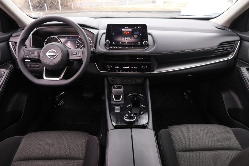Nissan Rogue Vehicle Full-screen Gallery Image 20