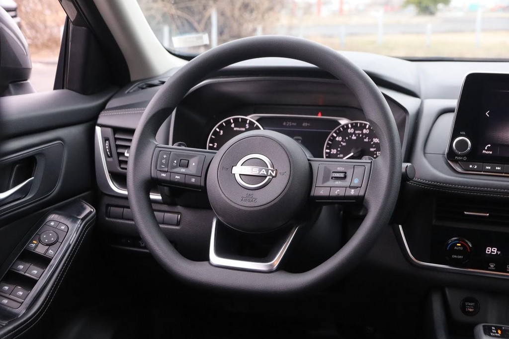 Nissan Rogue Vehicle Full-screen Gallery Image 22