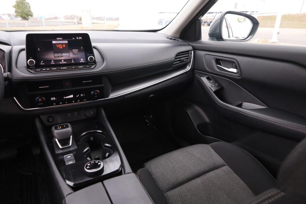 Nissan Rogue Vehicle Full-screen Gallery Image 24