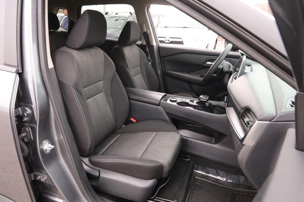 Nissan Rogue Vehicle Full-screen Gallery Image 25