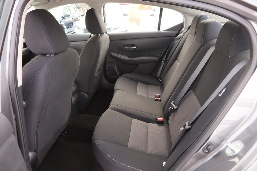 Nissan Sentra Vehicle Image 09