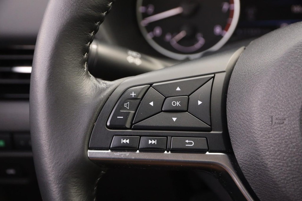 Nissan Sentra Vehicle Image 11