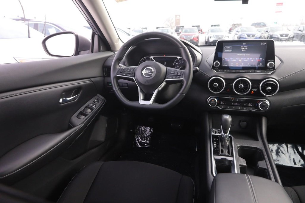 Nissan Sentra Vehicle Image 21