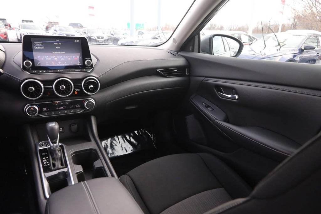 Nissan Sentra Vehicle Image 24