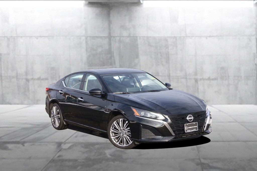 Nissan Altima Vehicle Image 02