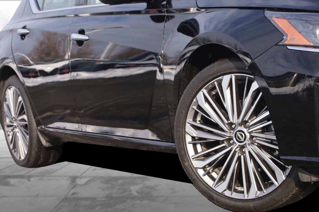 Nissan Altima Vehicle Image 03