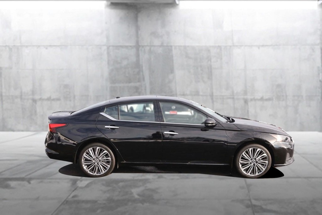 Nissan Altima Vehicle Image 05