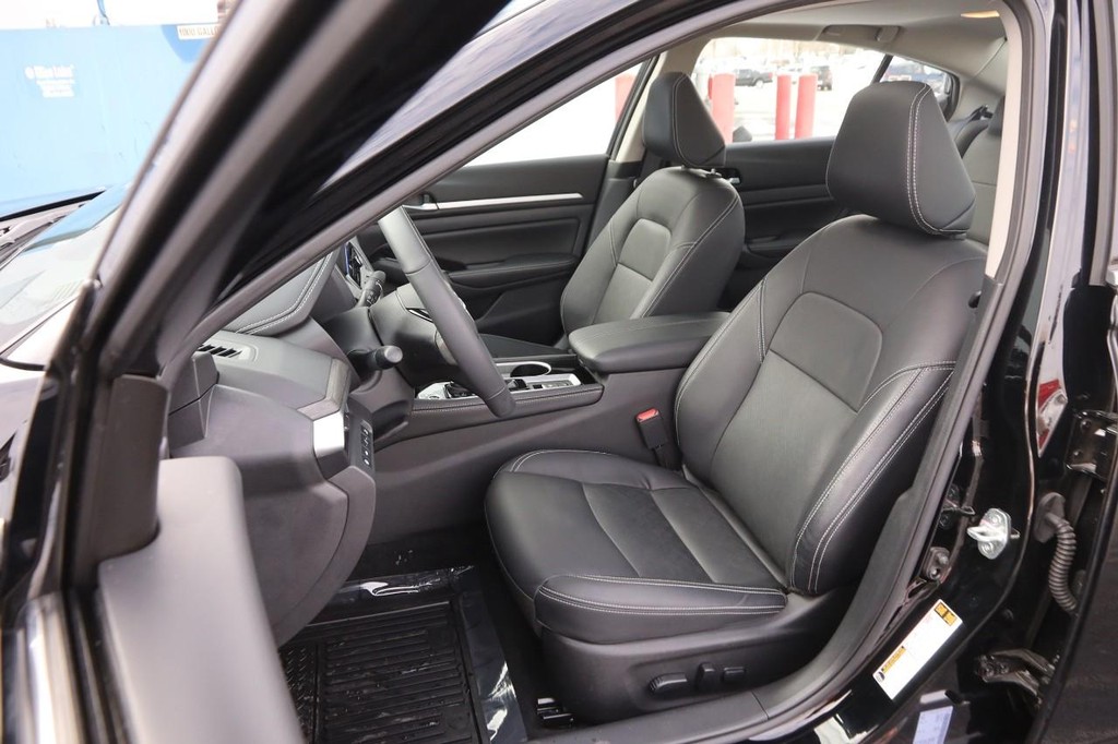 Nissan Altima Vehicle Image 09