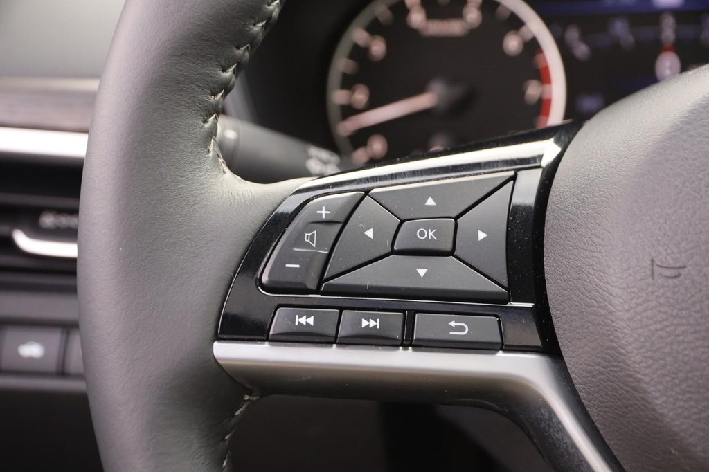 Nissan Altima Vehicle Image 12