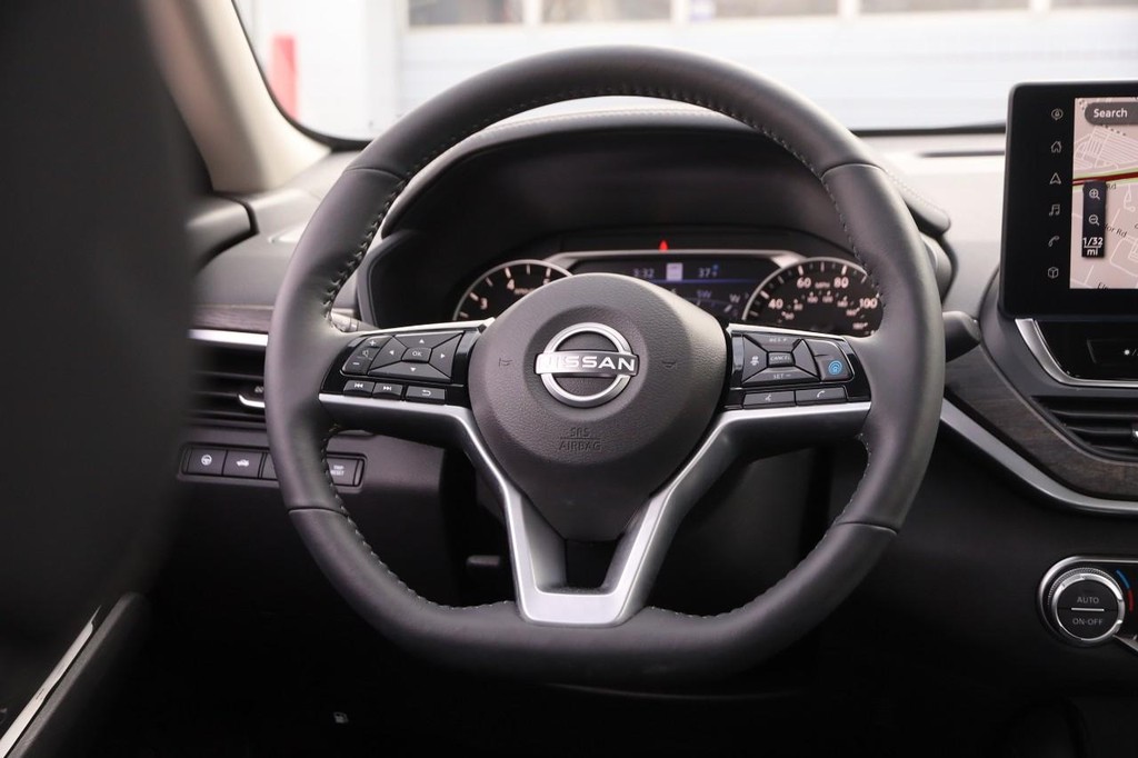 Nissan Altima Vehicle Image 22