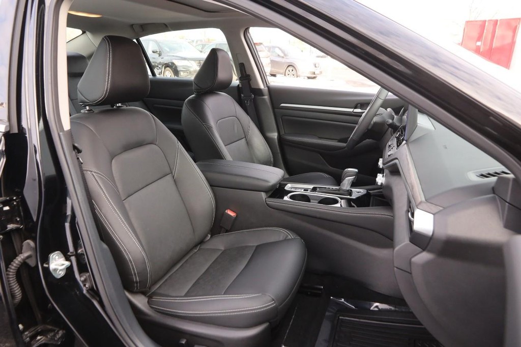 Nissan Altima Vehicle Image 25