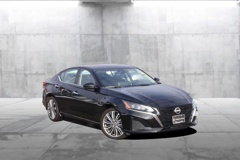 Nissan Altima Vehicle Image 02