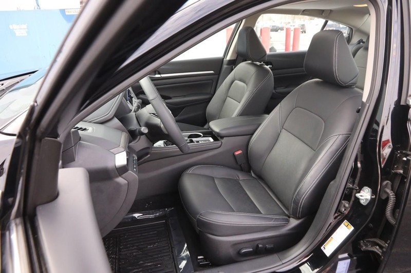 Nissan Altima Vehicle Image 09