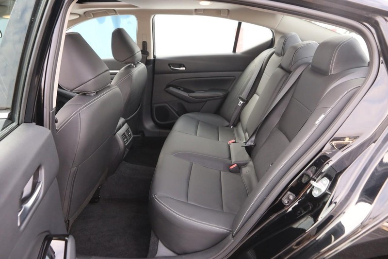 Nissan Altima Vehicle Image 10