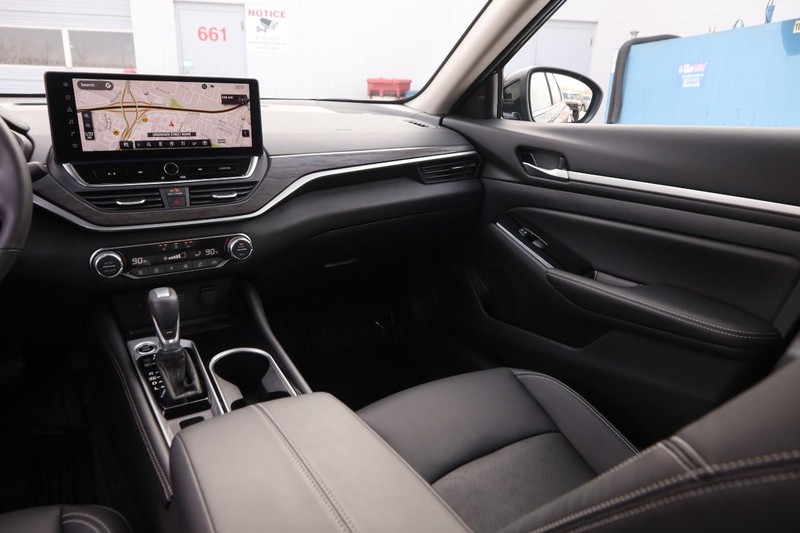 Nissan Altima Vehicle Image 24