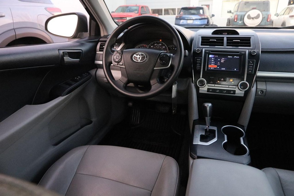 Toyota Camry Vehicle Image 18