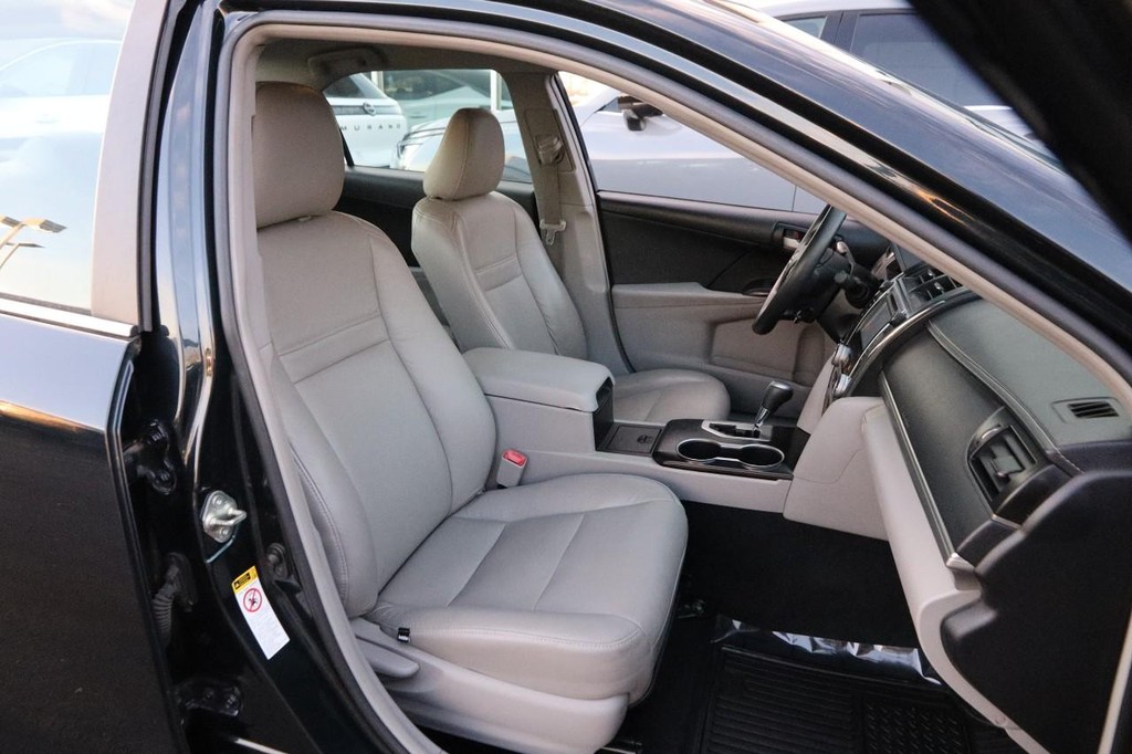 Toyota Camry Vehicle Image 22