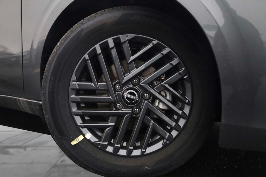 Nissan Sentra Vehicle Image 03