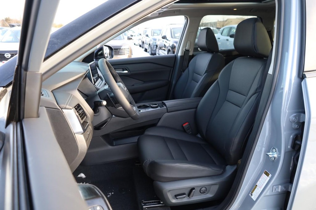 Nissan Rogue Vehicle Image 19