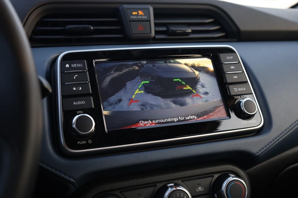 Nissan Versa Vehicle Image 11