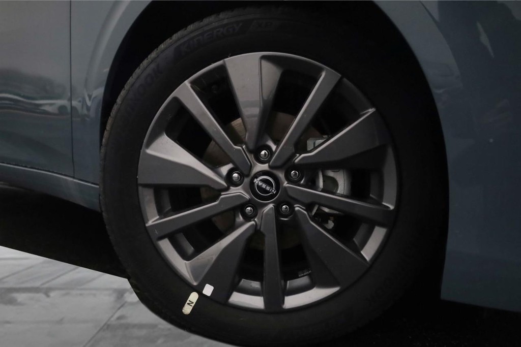 Nissan Sentra Vehicle Image 03