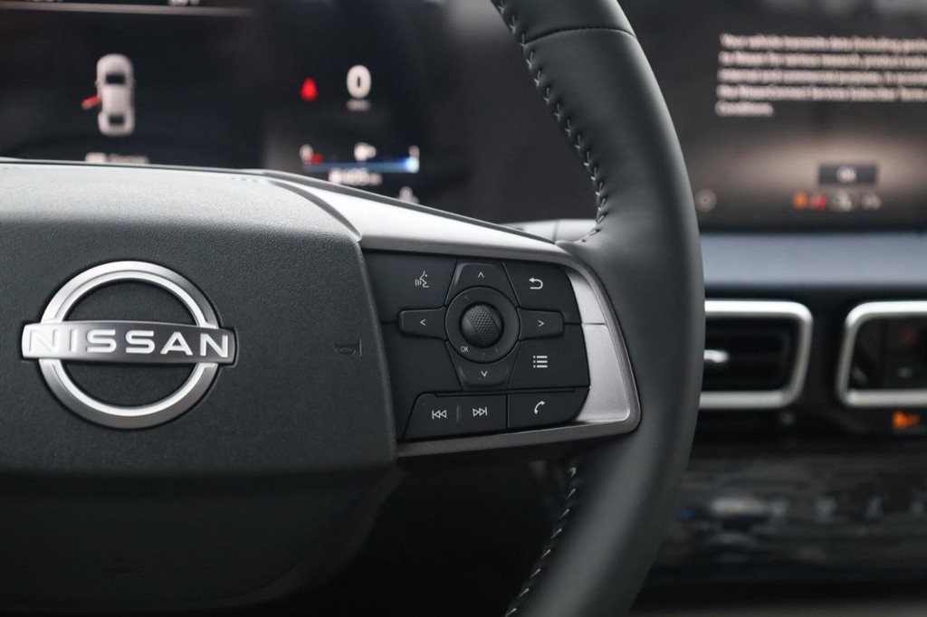 Nissan Sentra Vehicle Image 09