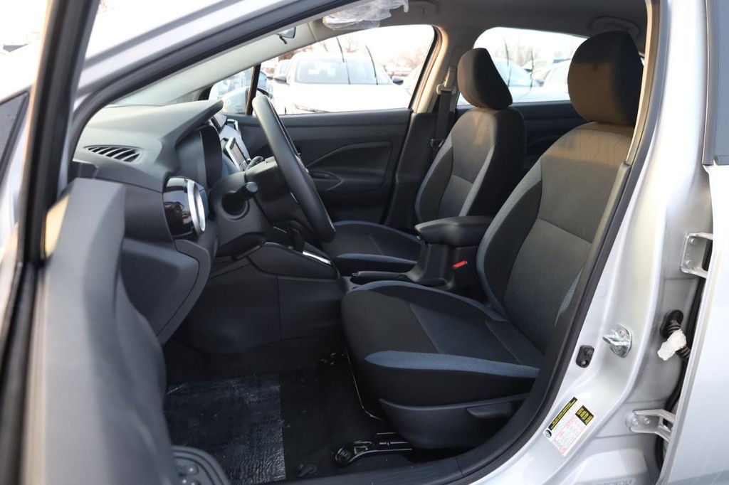 Nissan Versa Vehicle Image 18