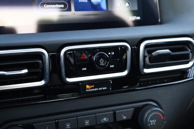 Nissan Sentra Vehicle Image 12