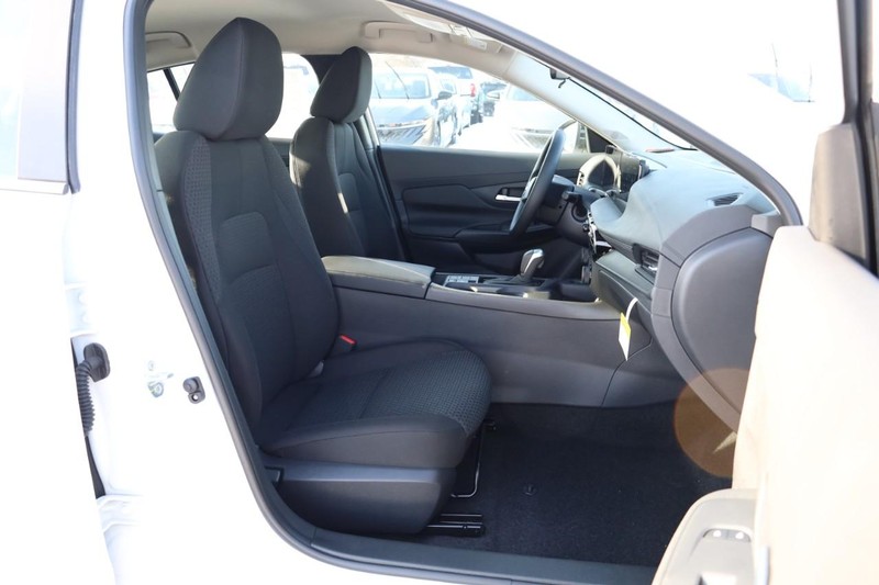 Nissan Sentra Vehicle Image 21