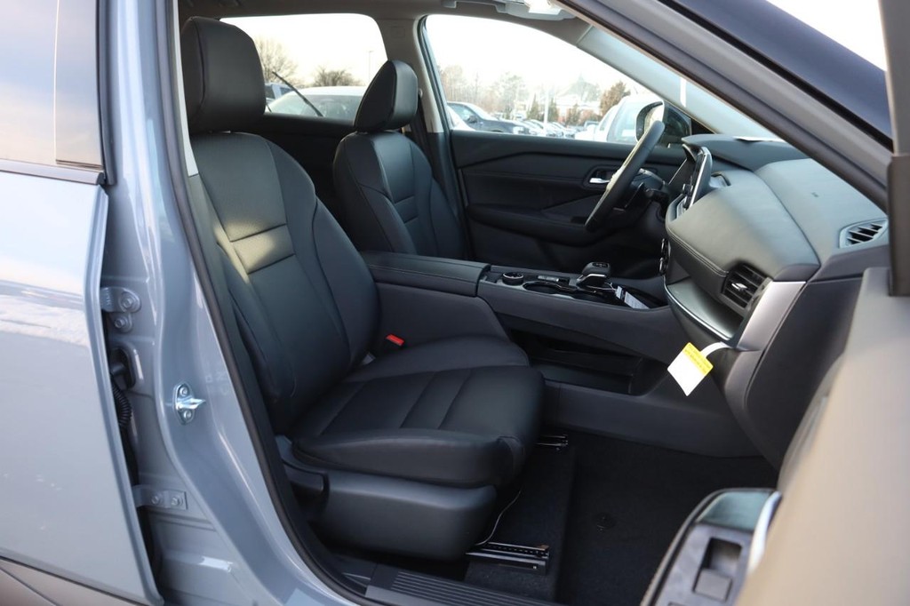 Nissan Rogue Vehicle Image 26
