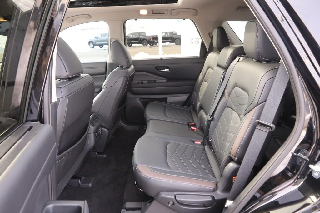 Nissan Pathfinder Vehicle Image 11