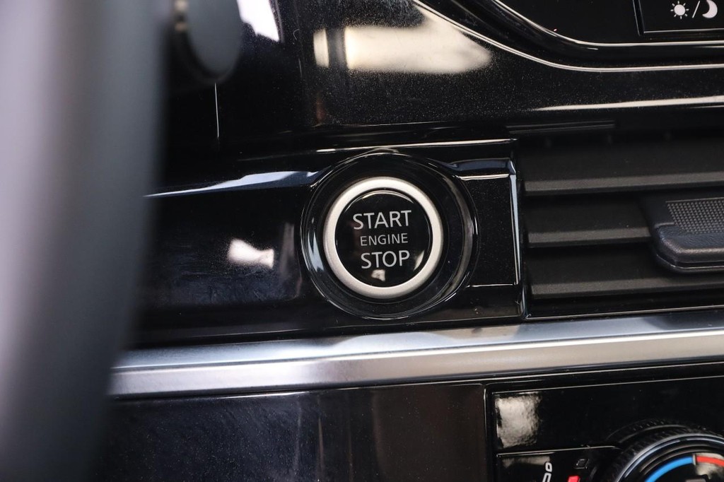 Nissan Pathfinder Vehicle Image 17