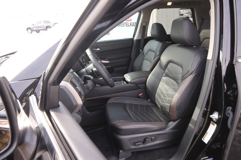 Nissan Pathfinder Vehicle Image 10