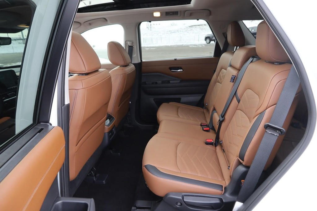 Nissan Pathfinder Vehicle Image 13