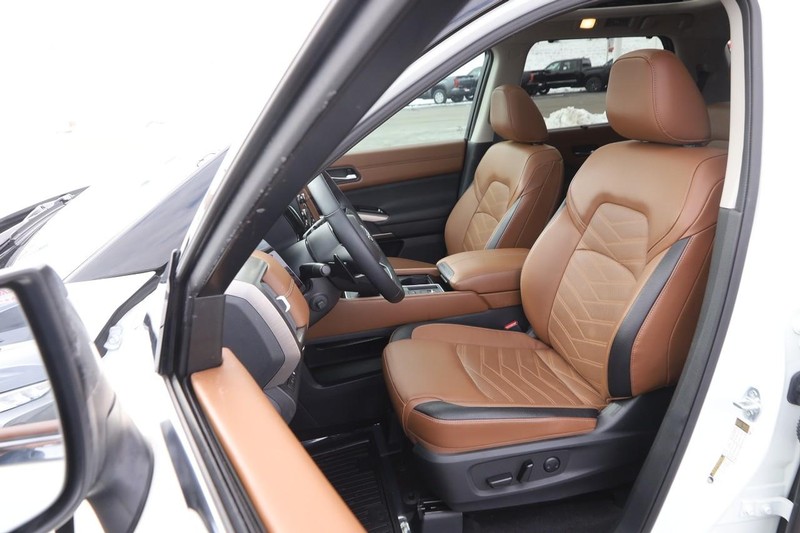 Nissan Pathfinder Vehicle Image 12