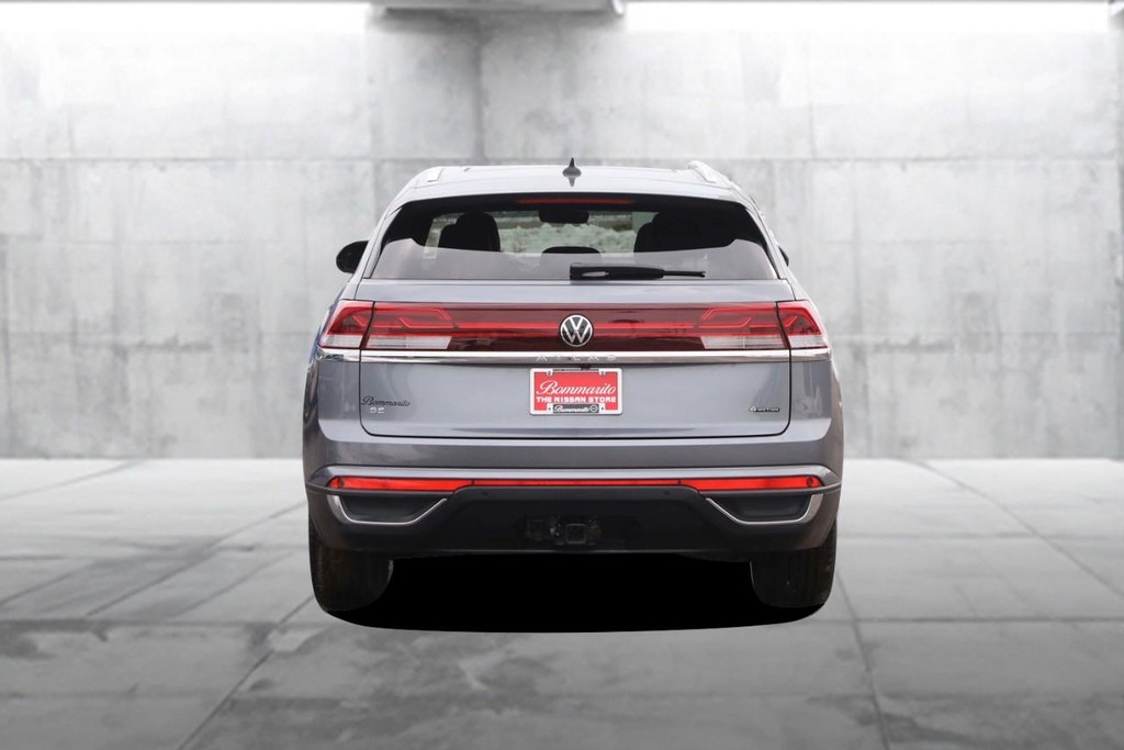 Volkswagen Atlas Cross Sport Vehicle Full-screen Gallery Image 6