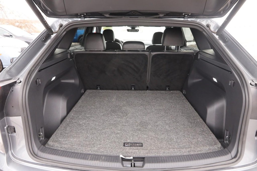 Volkswagen Atlas Cross Sport Vehicle Full-screen Gallery Image 7