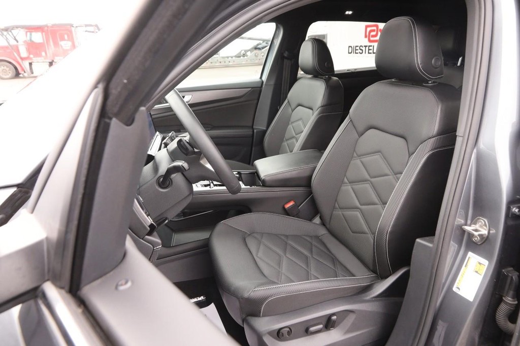 Volkswagen Atlas Cross Sport Vehicle Full-screen Gallery Image 9