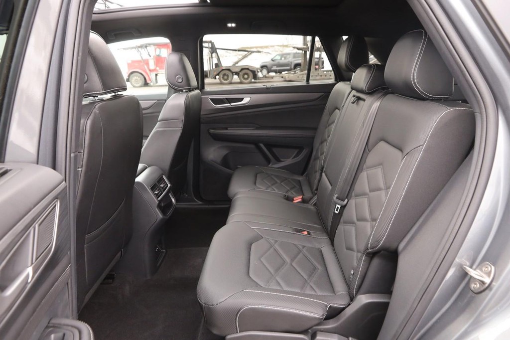 Volkswagen Atlas Cross Sport Vehicle Full-screen Gallery Image 10