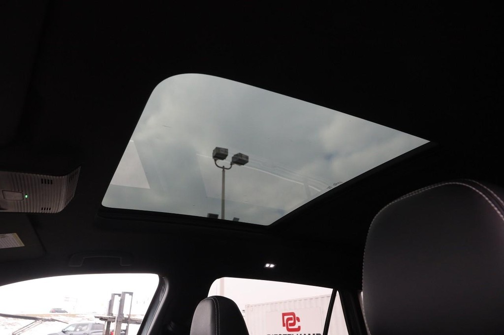 Volkswagen Atlas Cross Sport Vehicle Full-screen Gallery Image 11